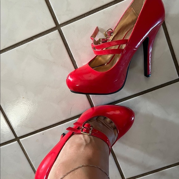 Red “vintage” style heels pumps size 7 - Picture 2 of 2